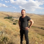 portret-czlowieka-stojacego-na-ladzie