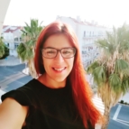 portret-usmiechnietej-kobiety-w-okularach-przeciwslonecznych-na-swiezym-powietrzu-w-miescie (1)