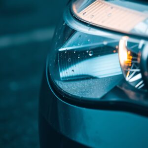 swiatla-samochodowe-glebokiego-koloru-blekitnego-zblizaja-sie-deszczowej-sceny (1)